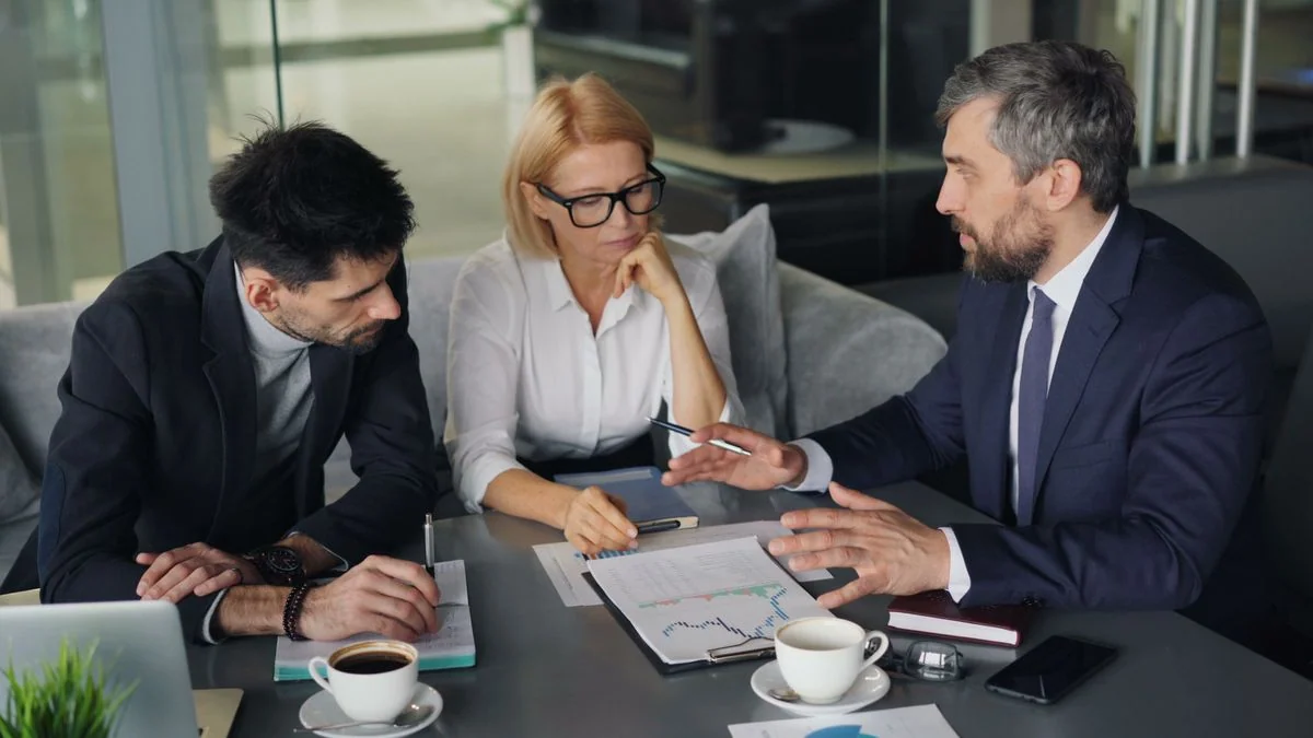 Empresários analisando dados e estratégia de negócio em reunião