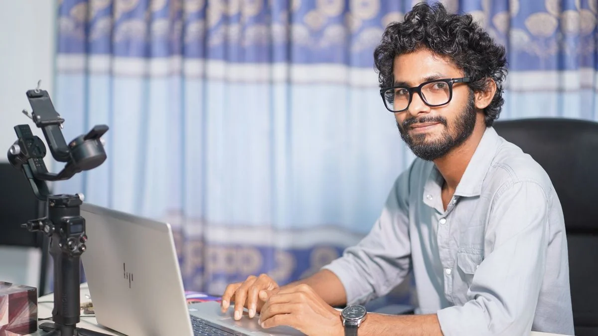 Profissional de tecnologia trabalhando em ambiente de escritório, representando 16+ anos de trajetória em engenharia de software e arquitetura de soluções